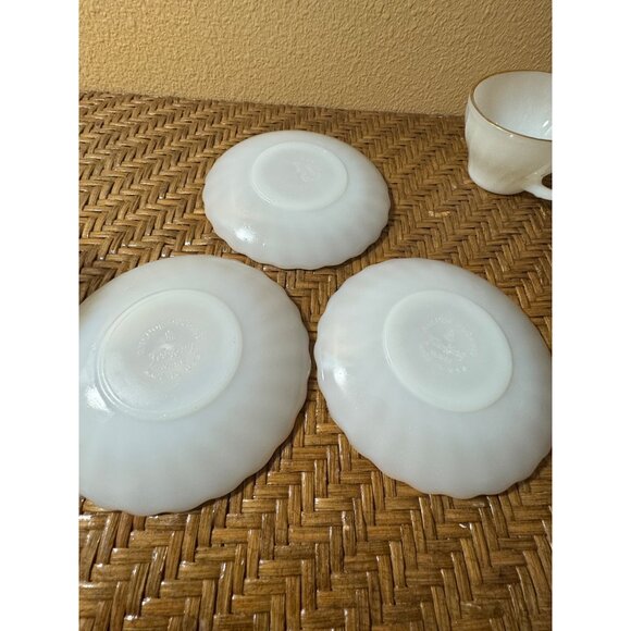 Anchor Hocking Fire King Swirl Cups And Saucers White Milk Glass 22k Gol… - Picture 3 of 5